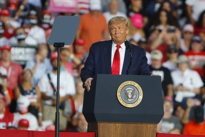 Trump realizó su primer acto de campaña después de dar positivo de COVID-19 en Florida. Foto: Europa Press