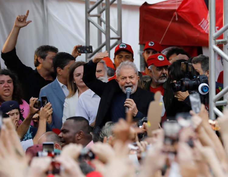 Former Brazilian President Luiz Inacio Lula da Silva gives a speech after being released from prison, in Curitiba, Brazil November 8, 2019. REUTERS/Rodolfo Buhrer