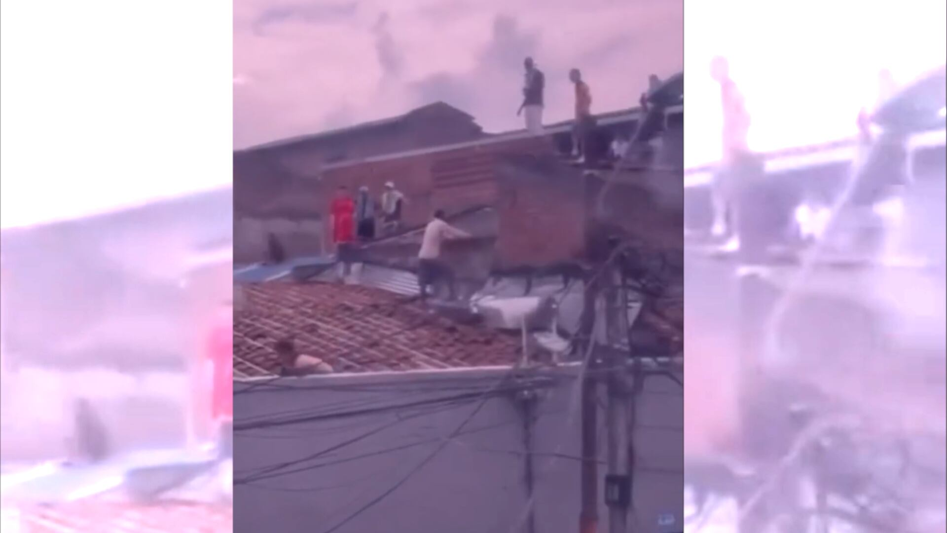 En la tarde se fugaron por los techos 23 privados de la libertad que estaban en el centro de detención del barrio San Nicolás en el noroccidente de Cali. (Captura de pantalla)