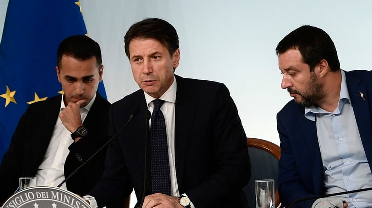 El ex primer ministro Giuseppe Conte, ladeado por quienes eran sus dos vices, Luigi di Maio y Matteo Salvini (Photo by Filippo MONTEFORTE / AFP)