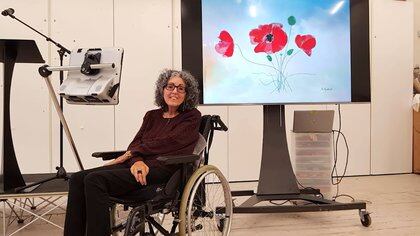 Sarah Ezekiel, una artista diagnosticada con una enfermedad de la neurona motora en 2000 cuya historia inspiró el desarrollo de la aplicación.
