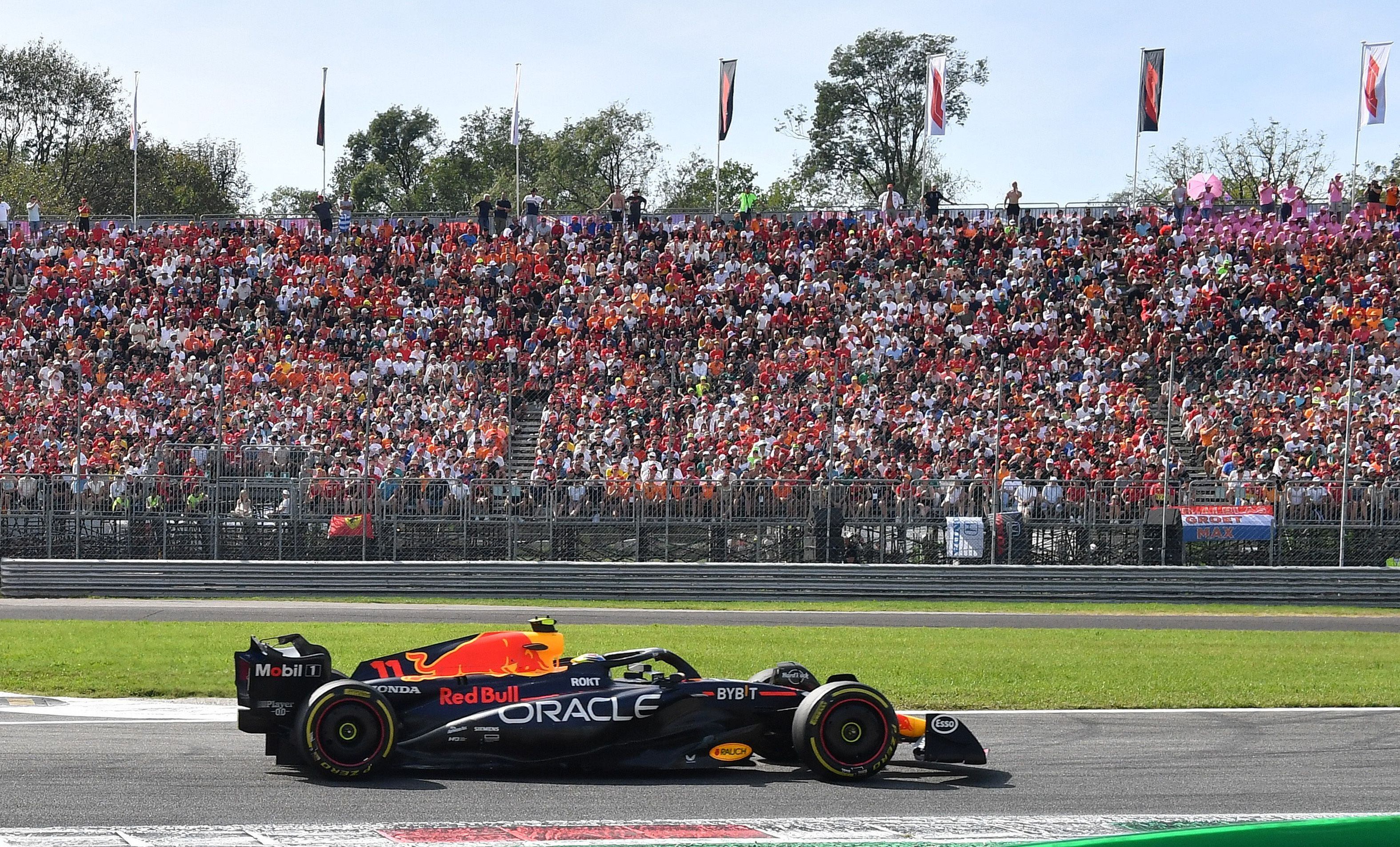 Checo Pérez largó quinto y terminó segundo el domingo en Monza (REUTERS/Jennifer Lorenzini)