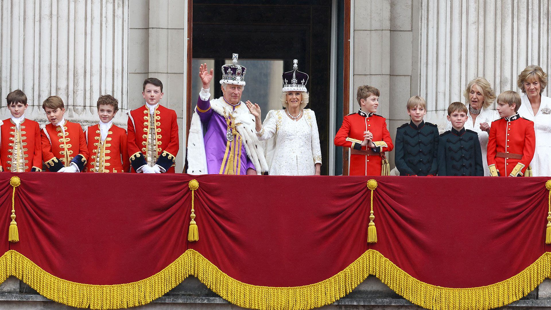 Coronación del rey Carlos III Londres saludo balcon buckingham