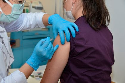 3 recomendaciones a la hora de combatir el coroanvirus junto a la vacuna (EFE/EPA/HACETTEPE UNIVERSITY HOSPITAL)
