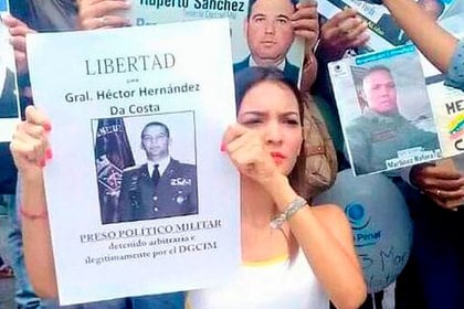 Loredana Hernández en una de las protestas con familiares de presos políticos