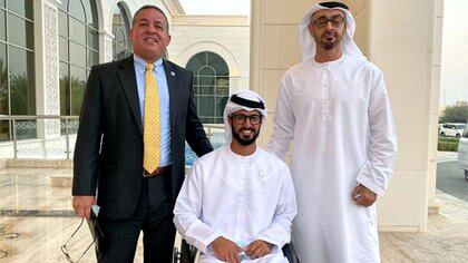 El general Miguel Correa junto a Zayed Bin Hamdan Al Nahyan (en silla de ruedas) y el príncipe Mohammed Bin Zayed Al Nahyan, en el palacio oficial de Abu Dabi (Colección Miguel Correa)