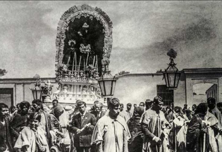 Una de las primeras procesiones del Señor de los Milagros.