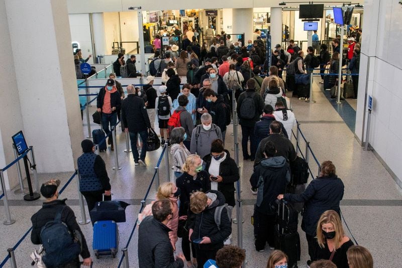 Foto de archivo. Pasajeros en fila dentro de la terminal del Aeropuerto Internacional Newark Liberty en Newark, Nueva Jersey, EEUU, 24 de noviembre de 2021. REUTERS / Eduardo Munoz /