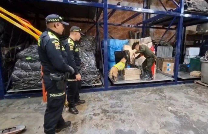 La Policía Metropolitana de Bogotá incautó estupefacientes en una bodega del Aeropuerto El Dorado. Patrulleros adelantaban labores de revista y control a bodegas nacionales. | Crédito: Blu Radio