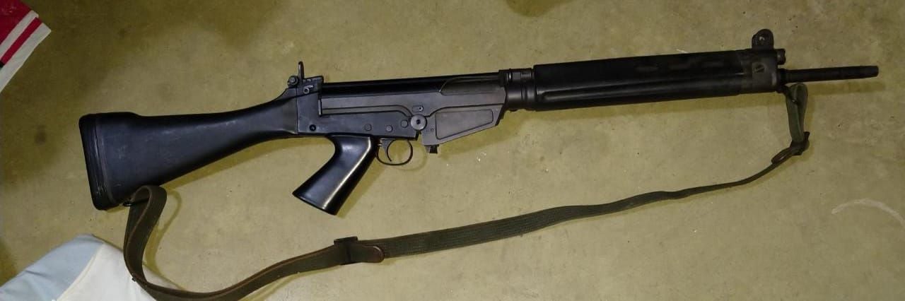 El fusil encontrado en los allanamientos 