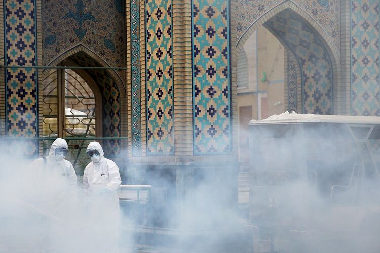 Así desinfectan un templo en Irán (REUTERS)