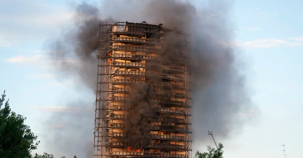Incendio scioccante in un grattacielo di Milano