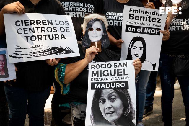Activistas y opositores protestan para pedir la liberación inmediata y plena de la defensora de derechos humanos Rocío San Migue frente a la Embajada de España, en Caracas (Venezuela). EFE/ Rayner Pena R