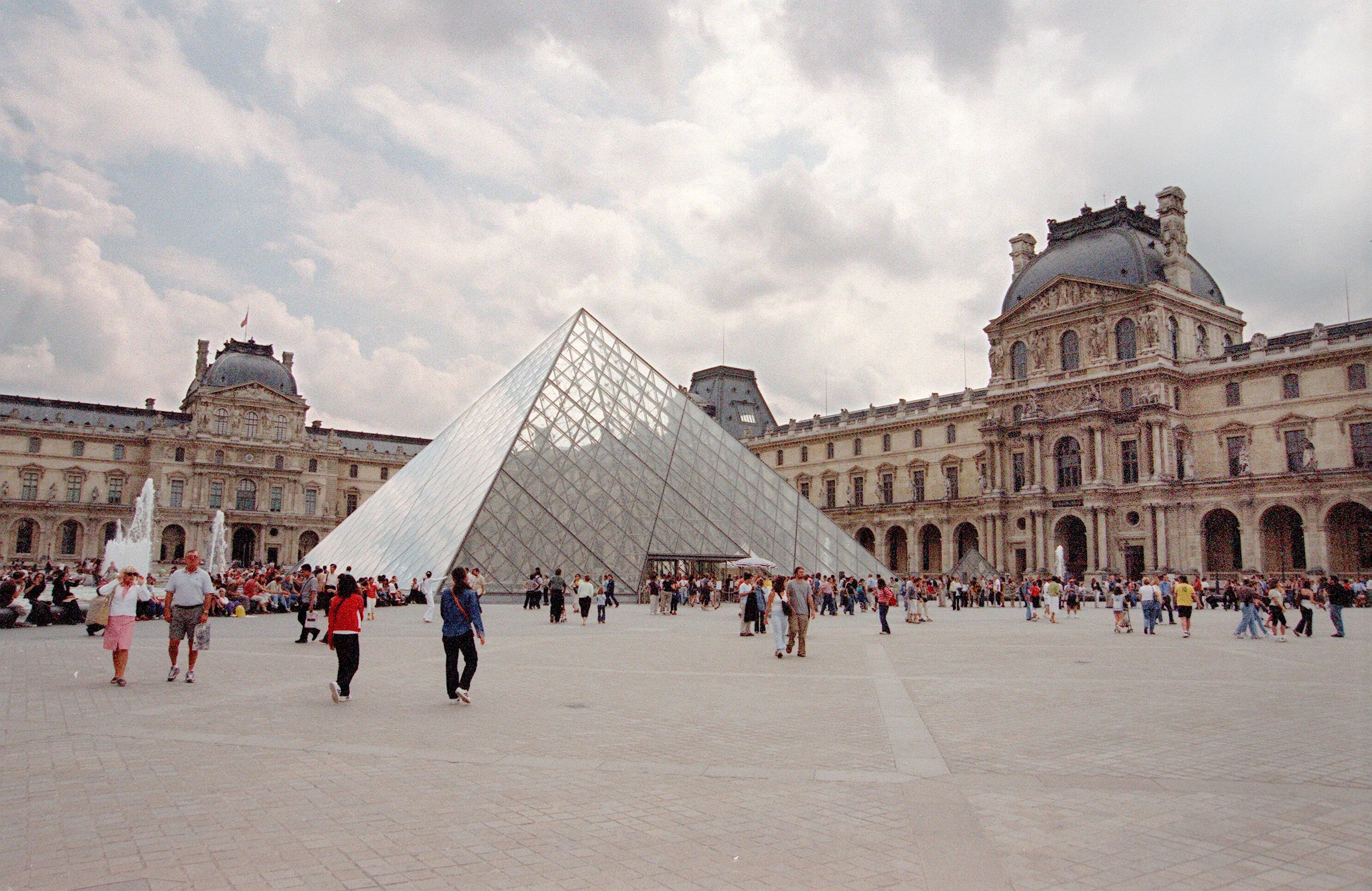 Imagen de archivo de una vista general del museo del Louvre con la pirámide de cristal, en París. EFE/JAVIER LIZON
