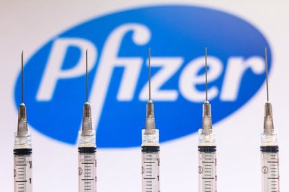 12/04/2020 Imagen de archivo de vacunas delante del logo de la empresa farmacéutica Pfizer.  Política de Raphael Henrique / Zuma Press / Contacto