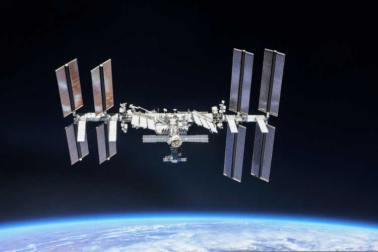 La Estación Espacial Internacional contará con an anexo comercial donde los turistas podrán dormir por USD 35.000 cada noche. (NASA/Roscosmos/Handout via REUTERS)