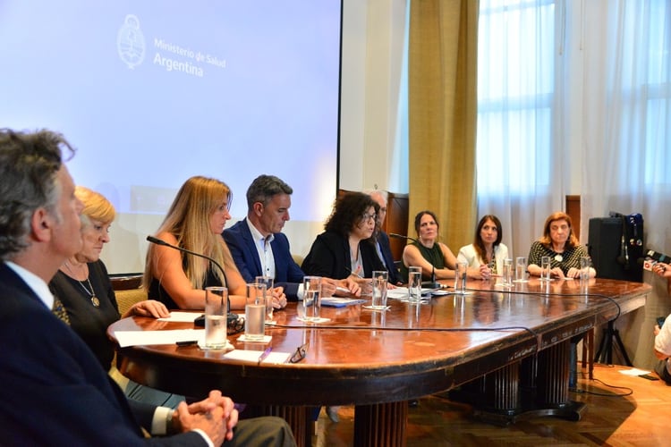 Carla Vizzotti, secretaria de Acceso a la Salud, junto a 9 funcionarios y expertos en salud de diferentes organismos y ministerios se refirieron al coronavirus, al dengue y al sarampión (Prensa Ministerio de Salud)