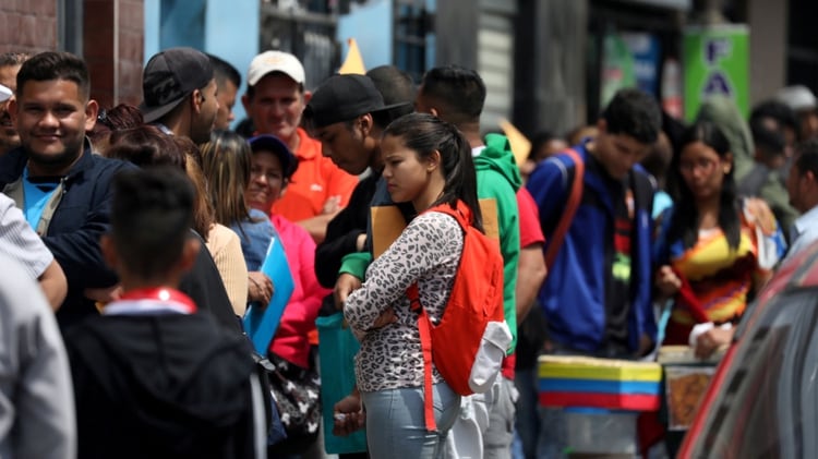 Inmigrantes venezolanos hacen una fila para pedir un permiso de residencia en Lima, Perú (REUTERS/Mariana Bazo/File Photo)