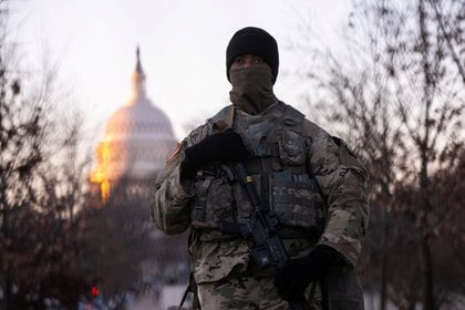 Un miembro de la Guardia Nacional vigila fuera del Capitolio de los Estados Unidos al amanecer del día de la toma de posesión del presidente electo Joe Biden en Washington, Estados Unidos, el 20 de enero de 2021. REUTERS / Caitlin Ochs
