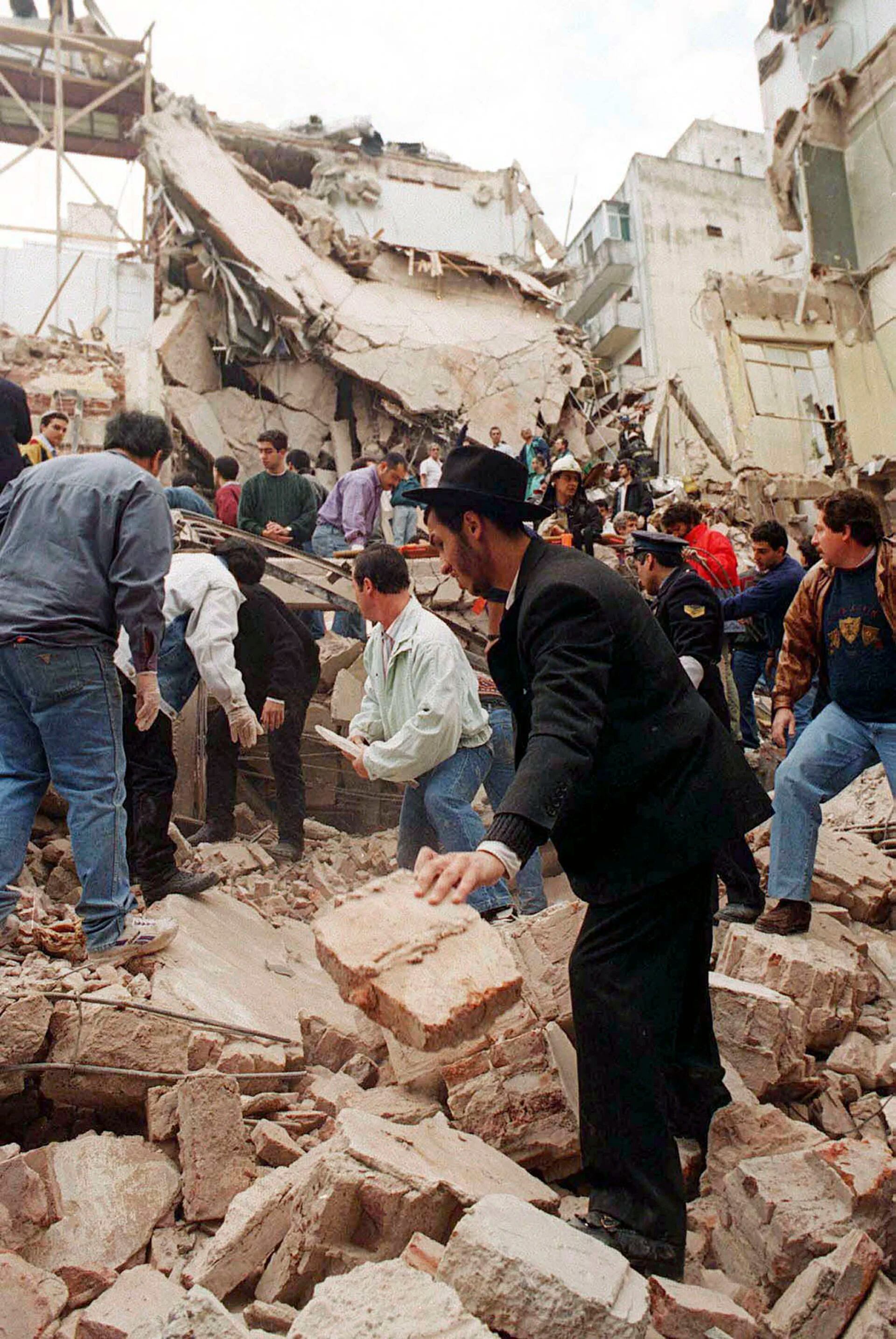 El atentado fue tomado por la colectividad judía, la Justicia y los gobiernos como un ataque a toda la sociedad argentina (NA)