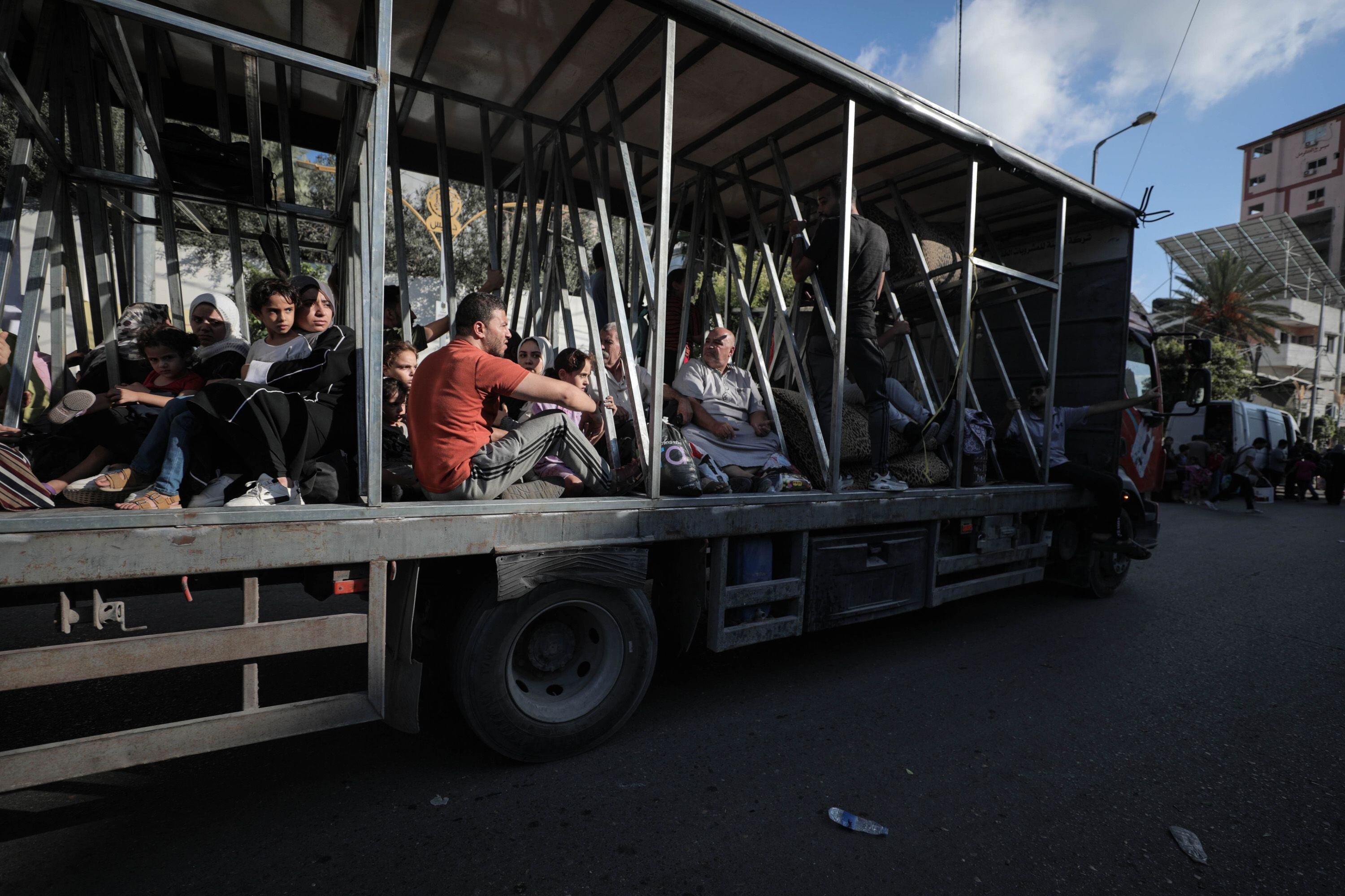 Un gran camión con decenas de palestinos desplazados del norte y centro de la Franja de Gaza se dirige hacia el sur el viernes (Fotografía para The Washington Post de Loay Ayyoub)