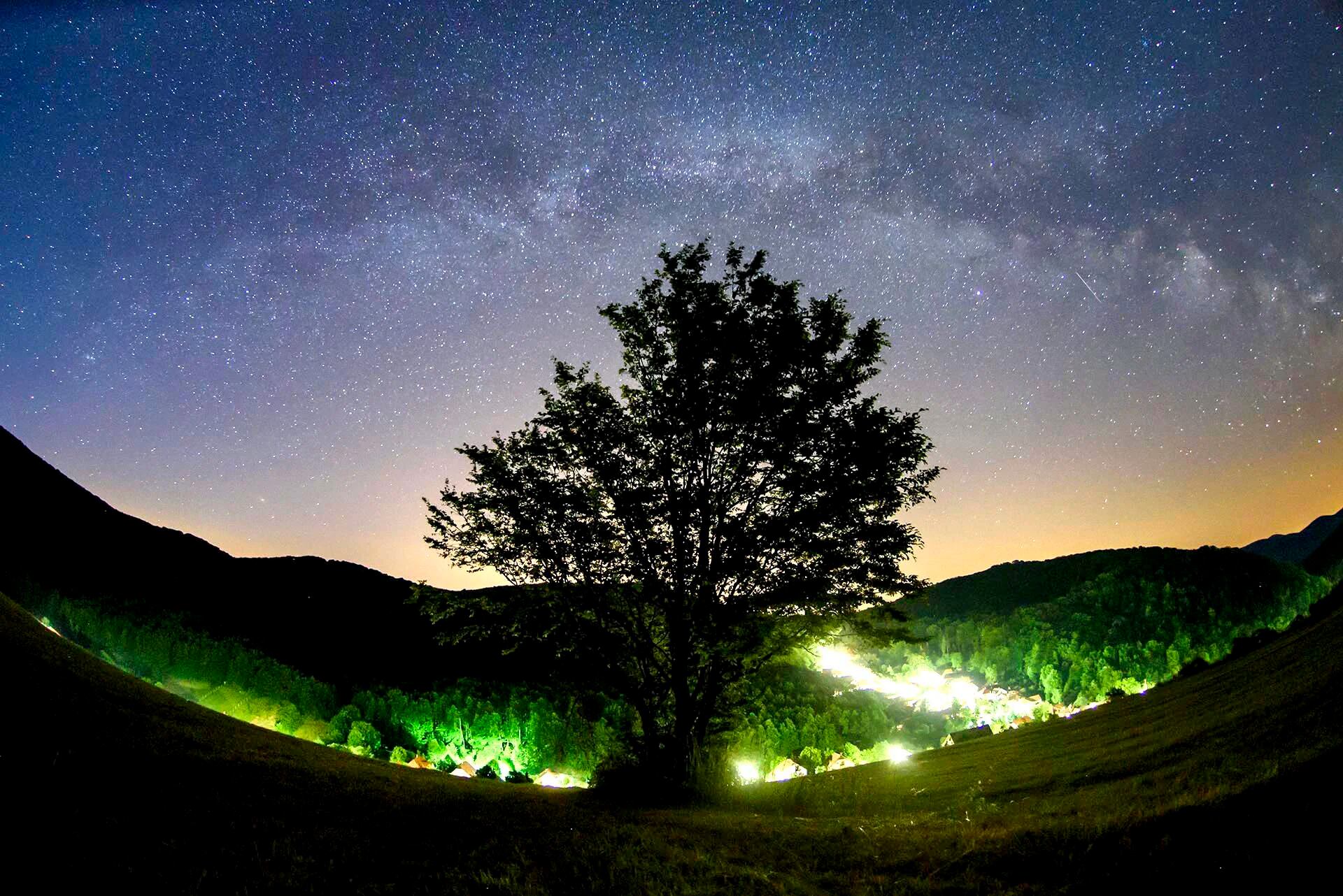 El cielo estrellado en una noche de verano en Repashuta, unos 170 kms al noreste de Budapest, Hungría