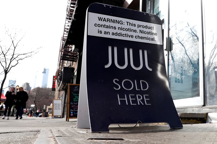 Juul tampoco respondió las preguntas de Reuters sobre por qué la compañía enfatizó las cualidades adictivas de su producto para los minoristas y los minimizó en los anuncios a los clientes (REUTERS/Mike Segar)