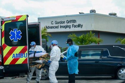 Un grupo de paramédicos llega con un paciente de coronavirus al North Shore Medical Center en Miami, Florida.. REUTERS/Maria Alejandra Cardona