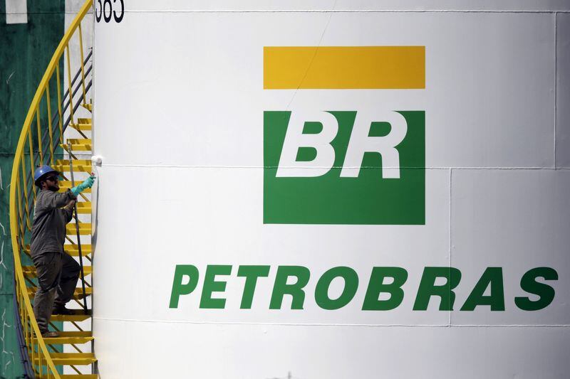 En los últimos meses, debido a esas políticas, los precios de los combustibles se han disparado en Brasil e impactado en la inflación, que desde hace más de doce meses se sitúa en torno al 12 % anual. REUTERS/Ueslei Marcelino/File Photo