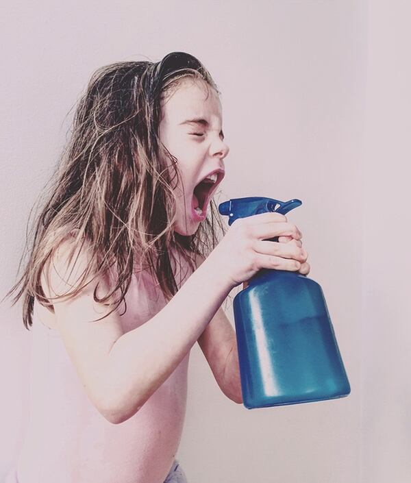 Dentro de la categoría “niños” el primer lugar fue para Melisa Barrilli (Argentina) con “Spray Fury” (Furia en spray). La niña retratada es la hija de Barrilli y la foto fue tomada con iPhone 5S en Toronto, Canadá, donde vive actualmente.