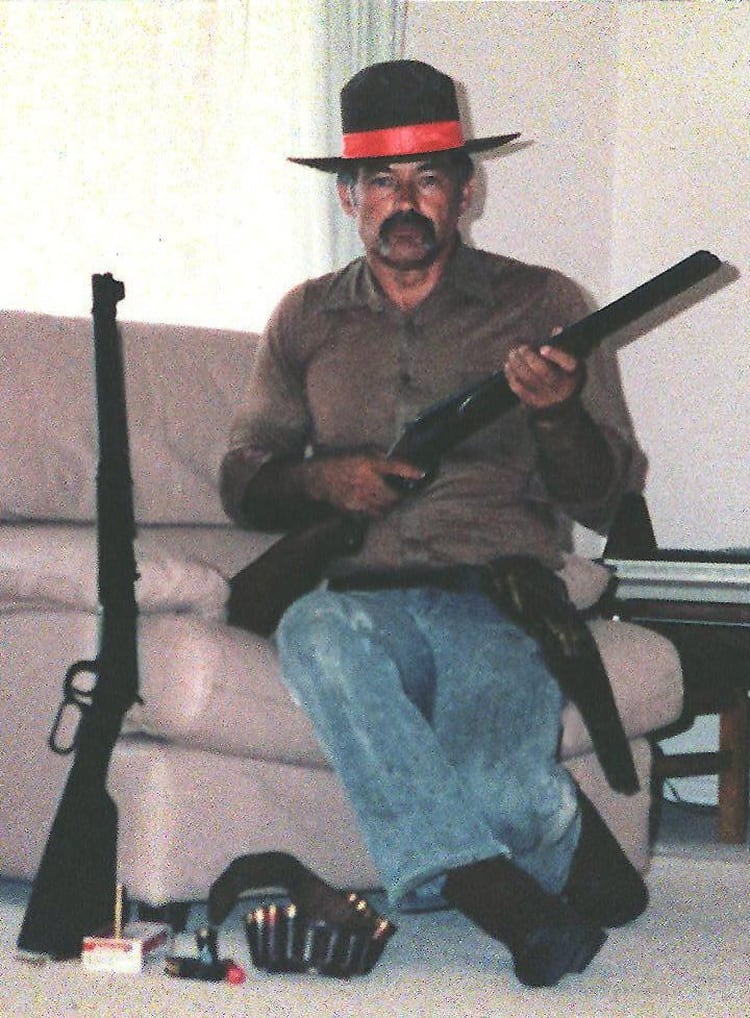 En esta foto de archivo, Ivan Milat aparece en una fotografía sin fecha con un rifle y una pistola y su sombrero vaquero favorito.(AFP) 