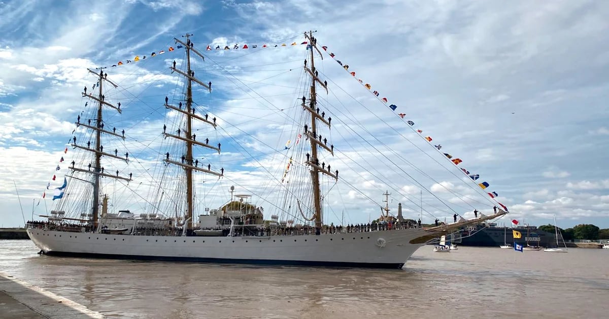 A surprise union strike prevents Fragata Libertad from returning to Buenos Aires