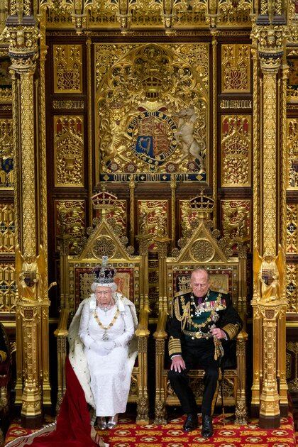 La reina Isabel II junto a Felipe, duque de Edimburgo, durante la inauguración del Parlamento en Londres el 18 de mayo de 2016