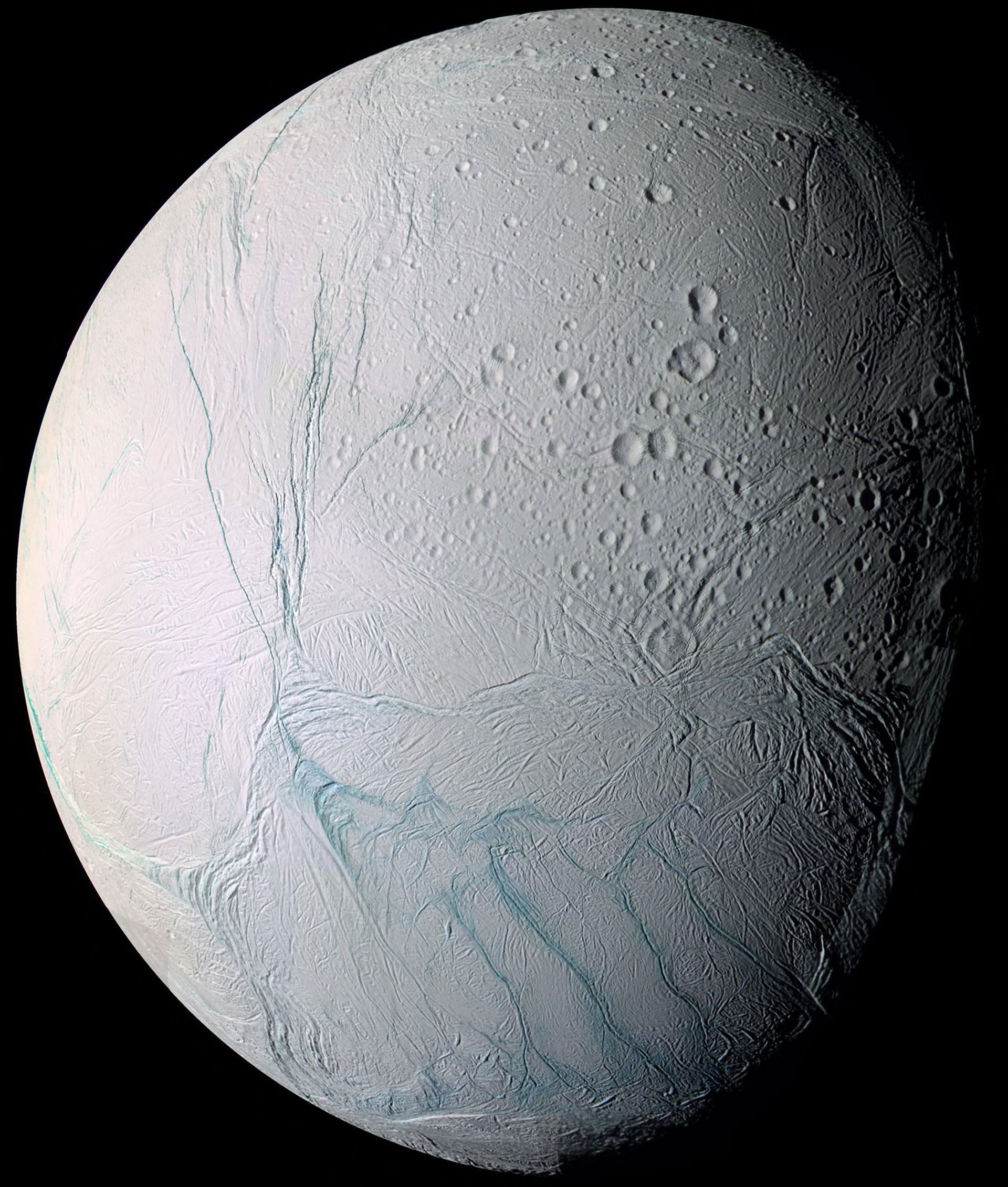 El estudio reveló la presencia de fósforo, uno de los componentes clave para el surgimiento de vida, en el océano debajo de la superficie helada de Encélado, una de las lunas de Saturno (AFP)