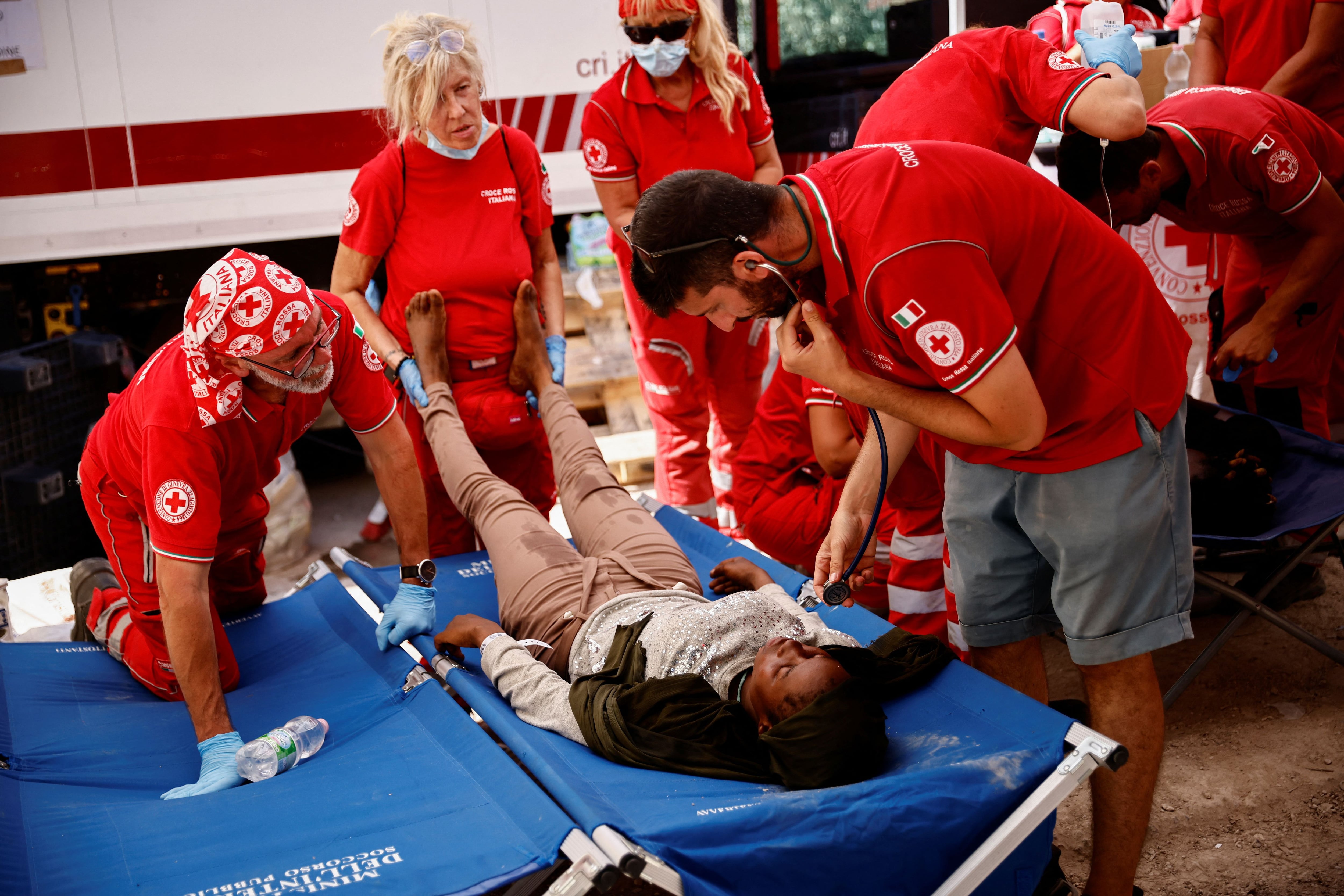 Una mujer atendida por personal de la Cruz Roja en Lampedusa (REUTERS/Yara Nardi)