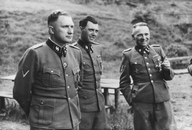 Rudolf Höss, segundo por la izquierda, junto a Josef Mengele (a su derecha) y Josef Kramer (La Bestia de Belsen) en Auschwitz (EE.UU. Holocaust Memorial Museum)