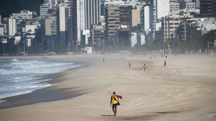 La Policía tuvo que intervenir en alguna ocasión para retirar a pequeños grupos de personas que estaban en la arena (REUTERS/Ricardo Moraes)