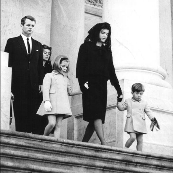 Jackie junto a sus pequeños hijos y el día del funeral del John Fitzgerald