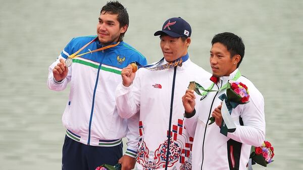 Seiji Komatsu, quien posa con el ramo y la medalla de bronces, fue dopado por su colega Yasuhiro Suzuki (Getty Images)