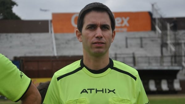 El árbitro Martín Bustos