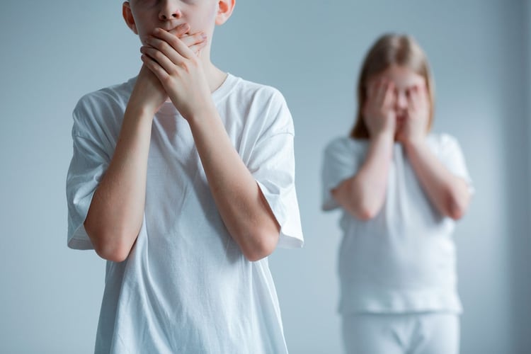 Los especialistas recomiendan ante un caso de ciberbullying escuchar respestuosamente al niÃ±o o niÃ±a, acompaÃ±arlo en todo momento, no demonizar las herramientas digitales, bloquear usuarios indeseados y realizar denuncias (Shutterstock)