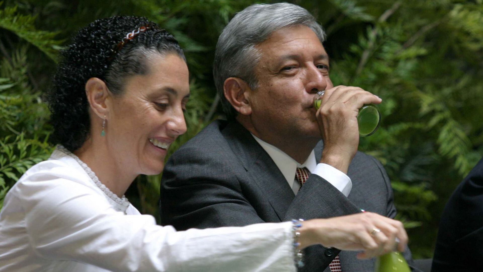 Fotos de Claudia Sheinbaum y AMLO cuando ella era secretaria de Medio Ambiente y  el era Jefe de gobierno de la CDMX y ell