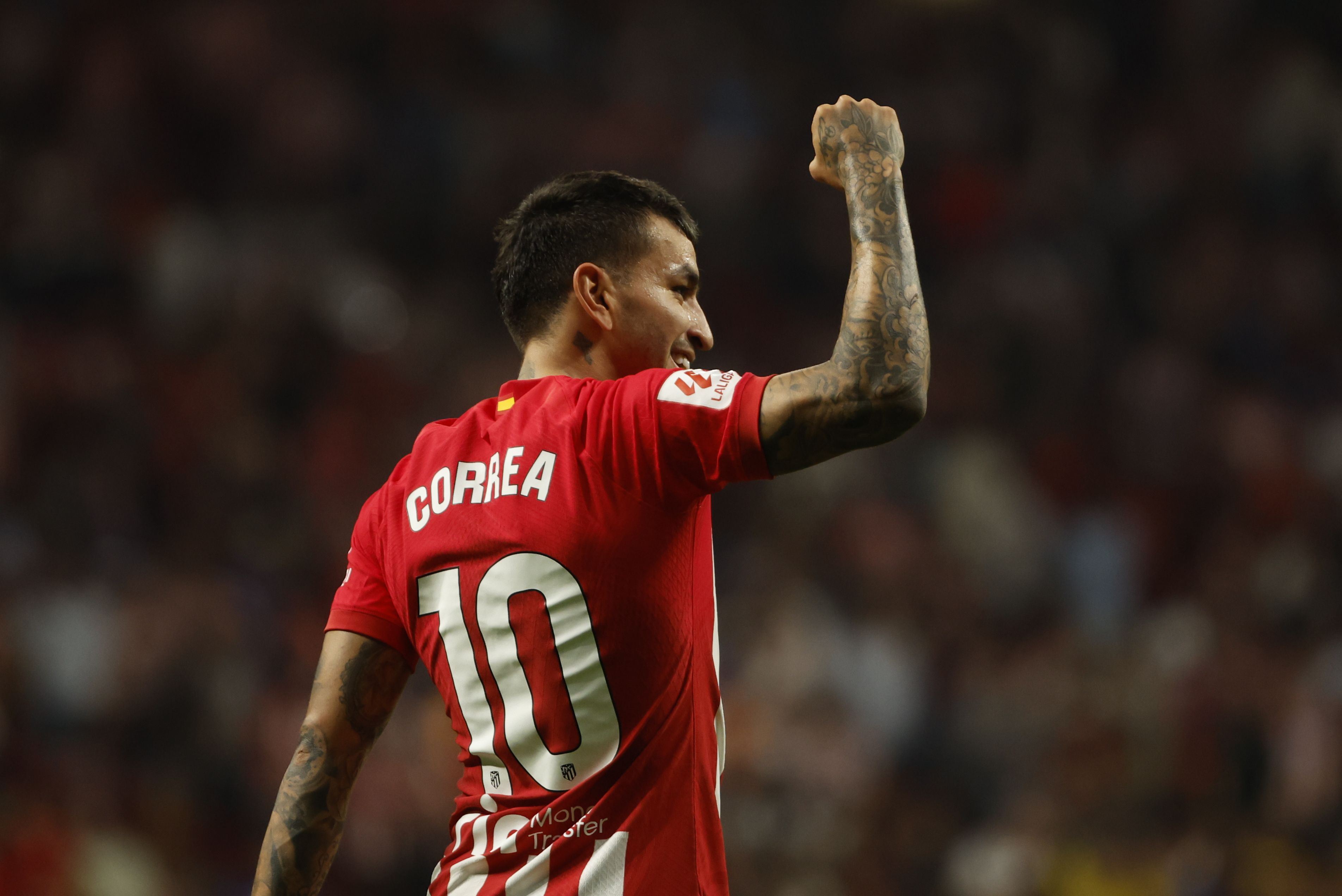 Ángel Correa festeja uno de sus goles claves para la victoria del Atlético de Madrid ante Cádiz en el Metropolitano. El rosarino dio vuelta el marcador (EFE/Juanjo Martín)
