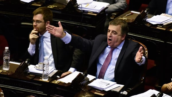 Mario Negri gesticula durante el debate sobre tarifas en el Congreso (Foto: Adrián Escandar)