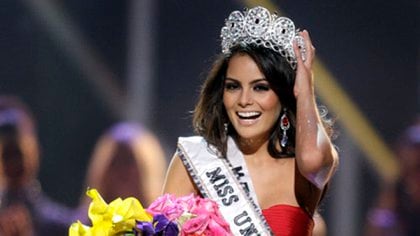 Miss Mexico Jimena Navarrete reacts after being crowned Miss Universe 2010 during the Miss Universe pageant at the Mandalay Bay Events Center in Las Vegas, Nevada August 23, 2010. REUTERS/Steve Marcus (UNITED STATES - Tags: SOCIETY ENTERTAINMENT IMAGES OF THE DAY) FOR EDITORIAL USE ONLY. NOT FOR SALE FOR MARKETING OR ADVERTISING CAMPAIGNS