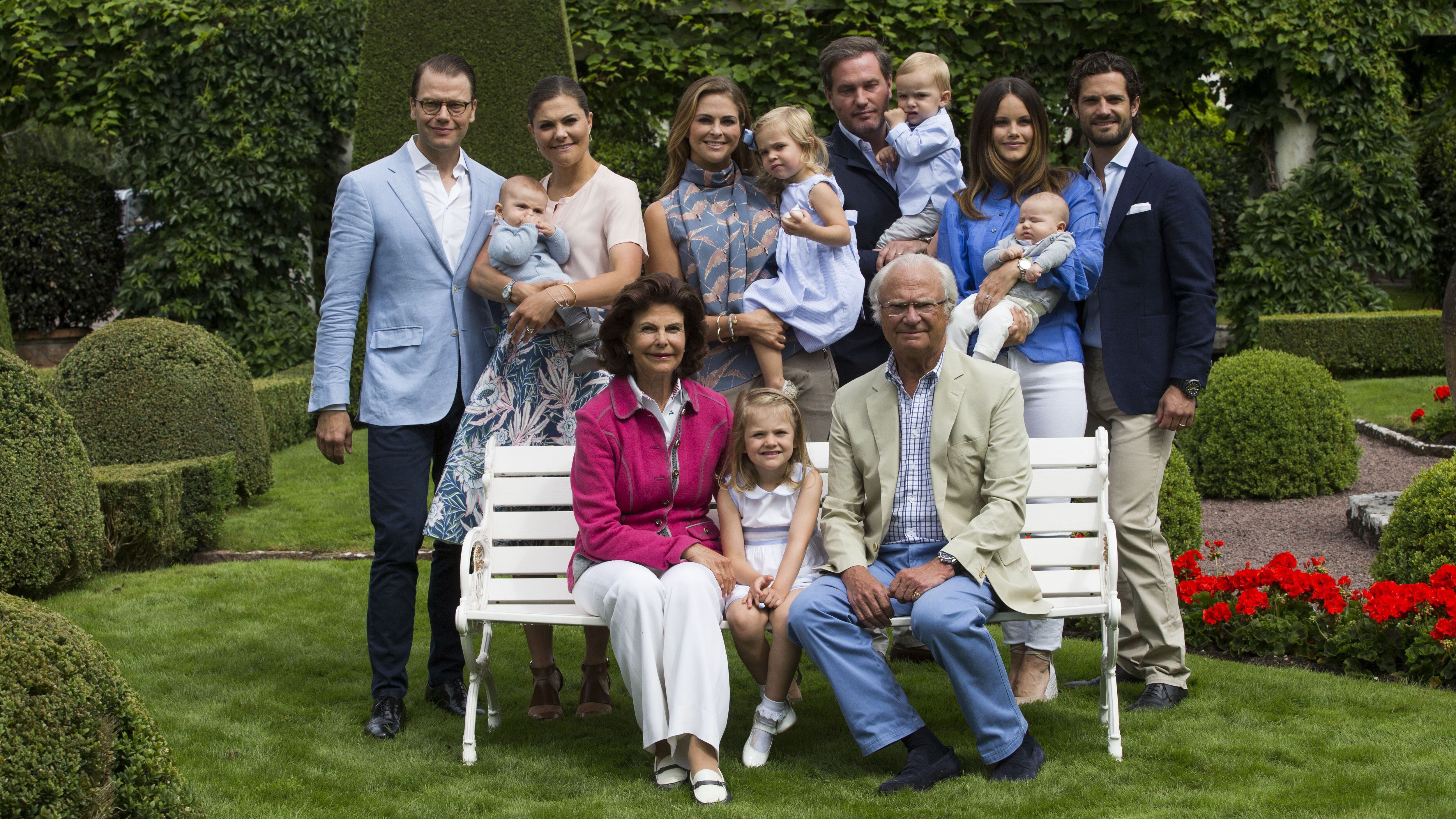 El rey Carl Gustaf con su esposa, hijos y nietos 