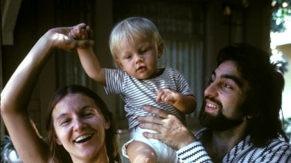 Leo con sus padres, Irmelin y George Di Caprio (Foto: archivo)