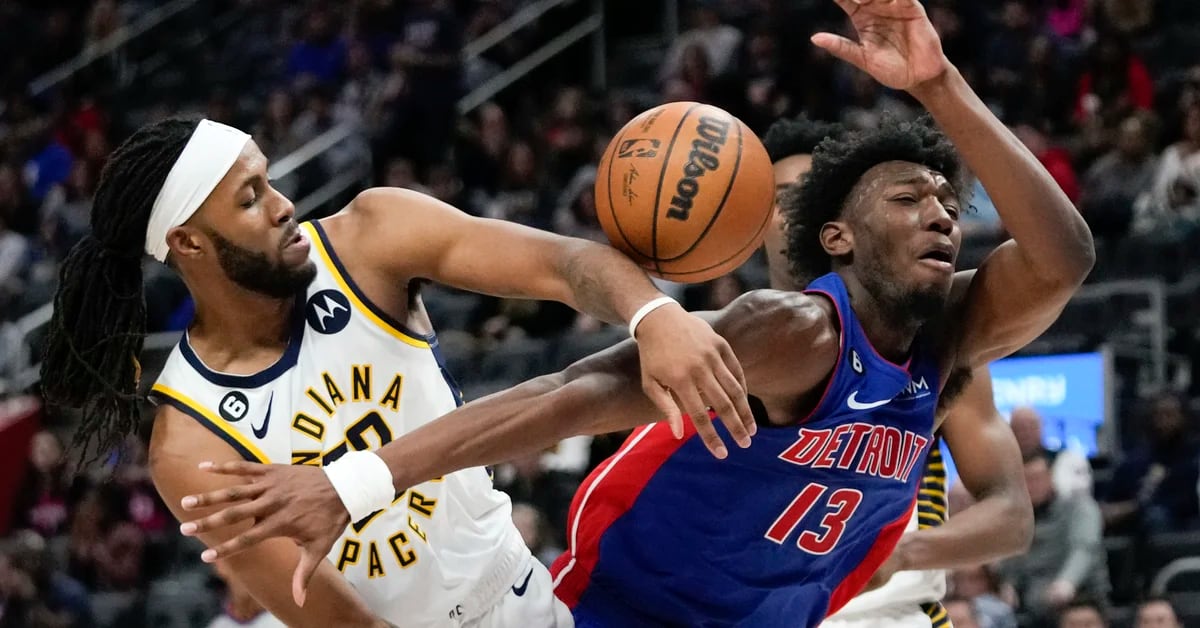 Smith leads Pacers to beat exhausted Pistons