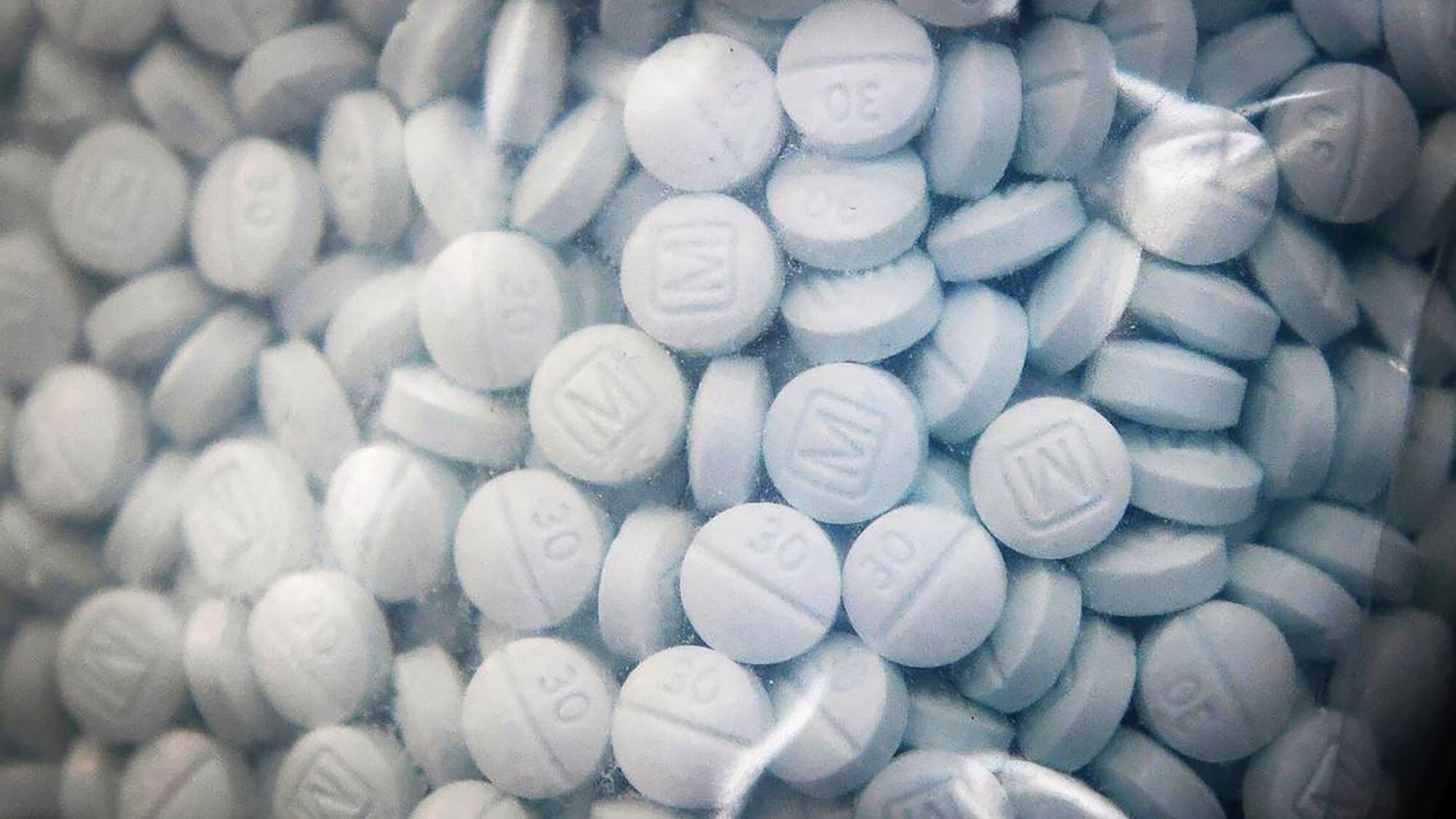 Una bolsa de pruebas que contiene el opioide sintético fentanilo disfrazado de Oxicodona se muestra durante una rueda de prensa en 2020 (Europa Press/Craig Kohlruss)
