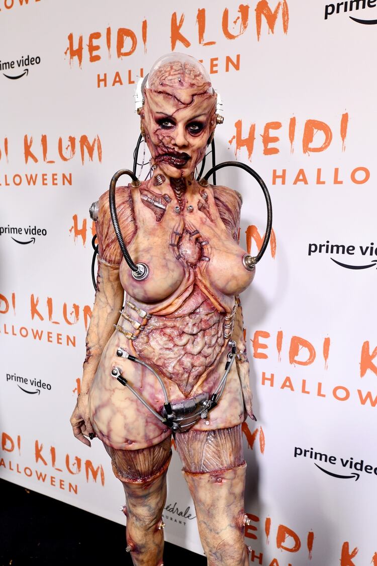 Heidi Klum publicó en su cuenta de Instagram todo el proceso de transformación y sorprendió a cientos de transeúntes que podían ver cómo era el fantástico make up (AFP)